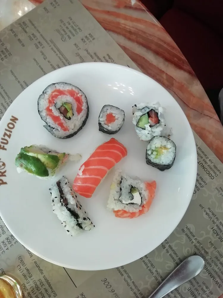 Ensemble de Sushis Et Autres Sashimis