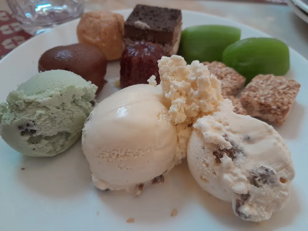 Glace Coco Pistache Et Rhum Raisinet Assortiment de Pâtisseries